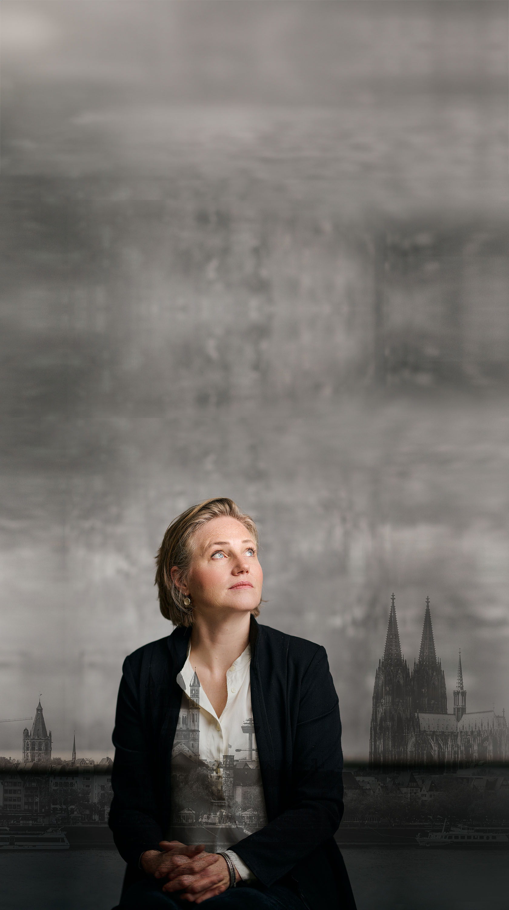 Farbige Bildmontage von Susanne Duwe, die mit zum Gebet verschränkten Fingern in den Himmel blickt, im Hintergrund der Kölner Dom.